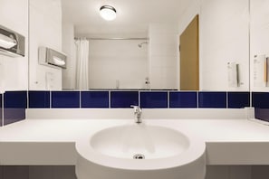 Combined shower/bathtub, eco-friendly toiletries, hair dryer, towels - Days Inn by Wyndham Leicester Forest East M1 (Leicester)