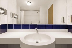 Bañera con ducha, artículos de tocador ecológicos, secador de pelo