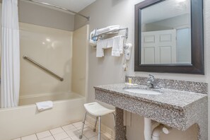 Combined shower/bathtub, free toiletries, hair dryer, towels