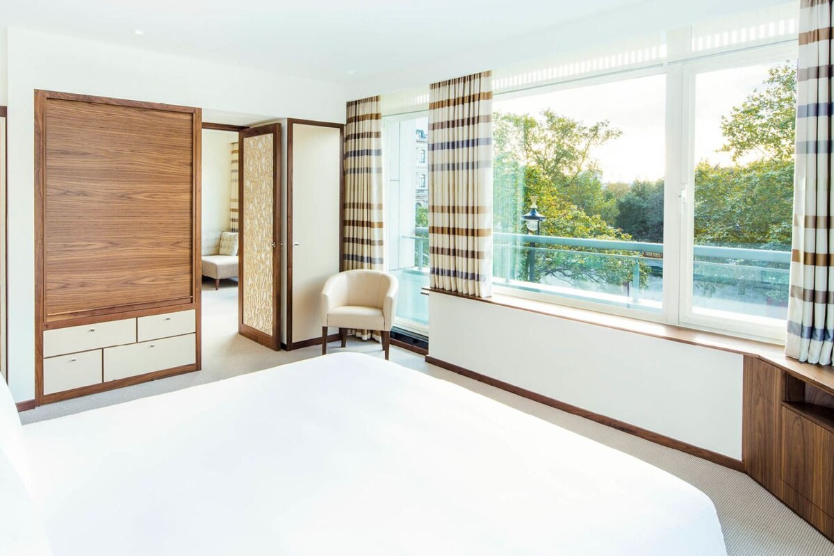 Premium bedding, minibar, in-room safe, desk
