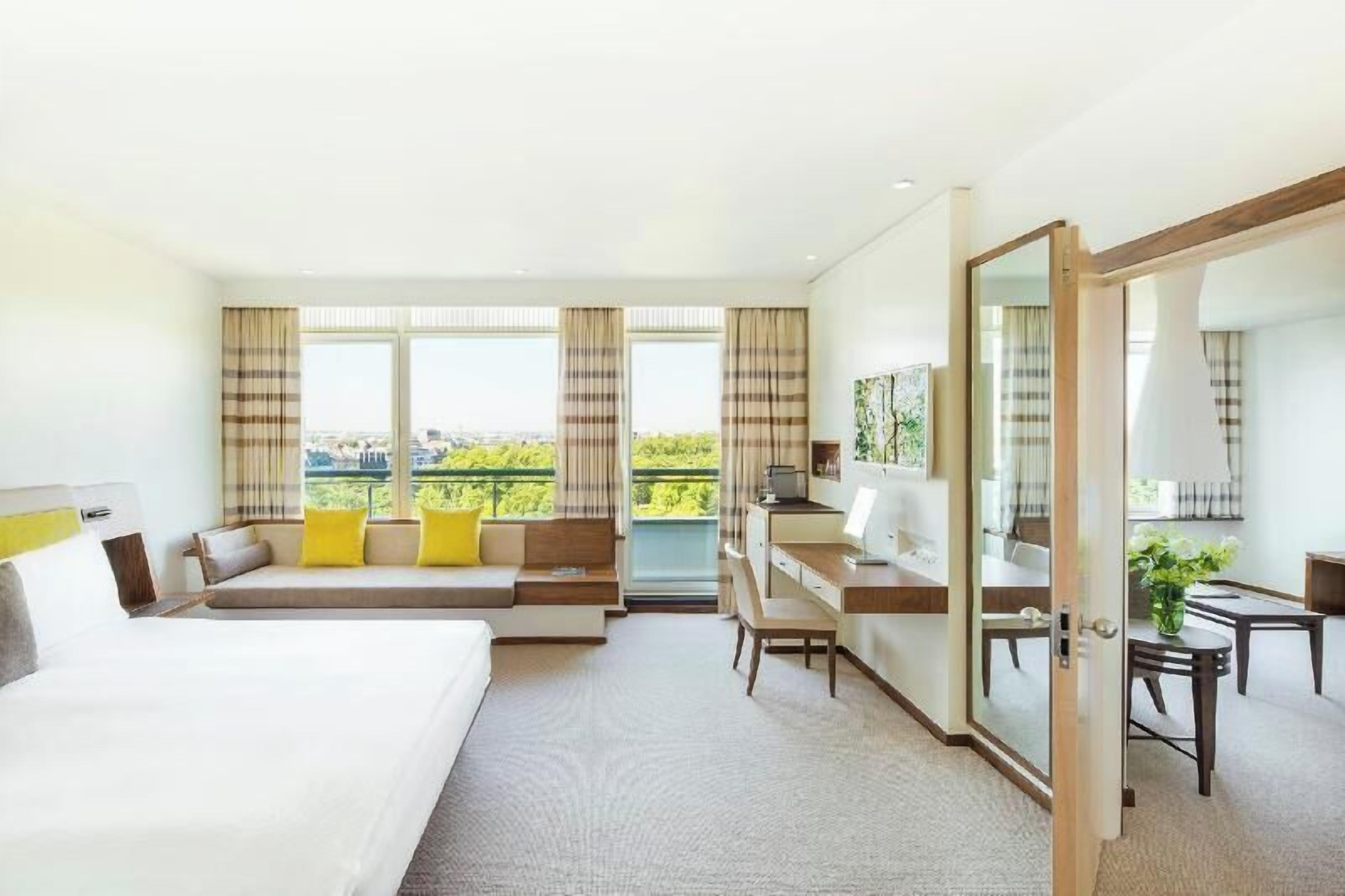 Bộ đồ giường cao cấp, minibar, két bảo mật tại phòng, bàn 