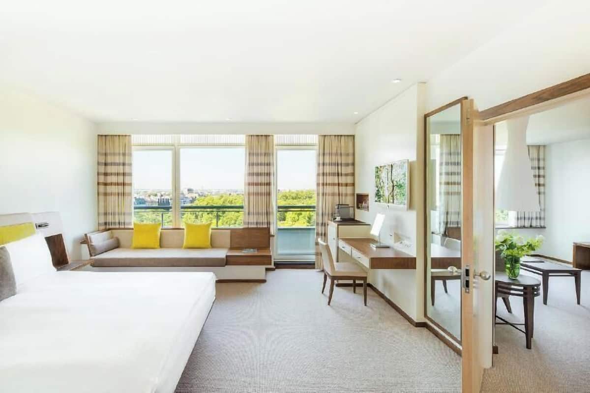 Bộ đồ giường cao cấp, minibar, két bảo mật tại phòng, bàn