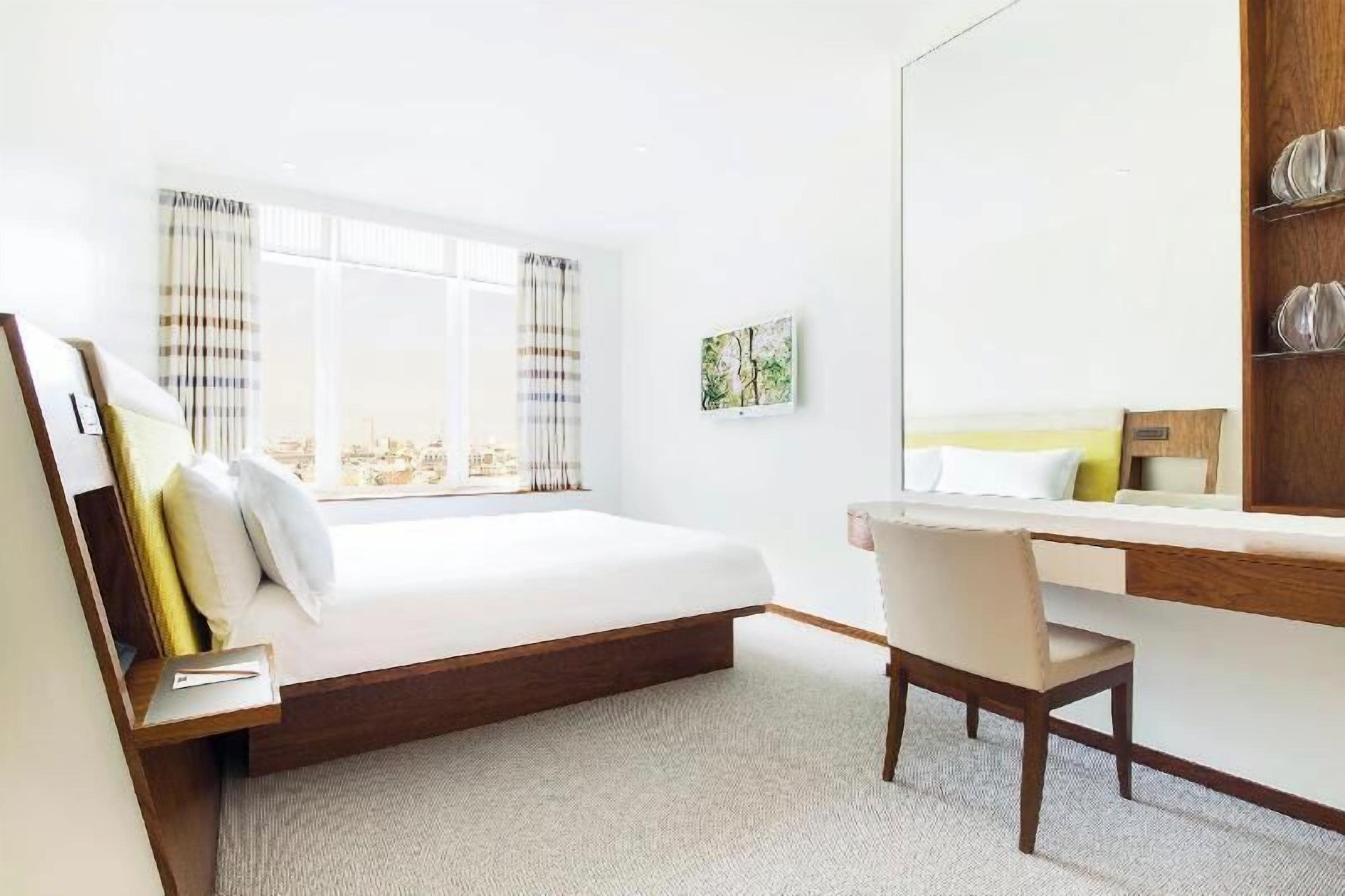 Bộ đồ giường cao cấp, minibar, két bảo mật tại phòng, bàn 