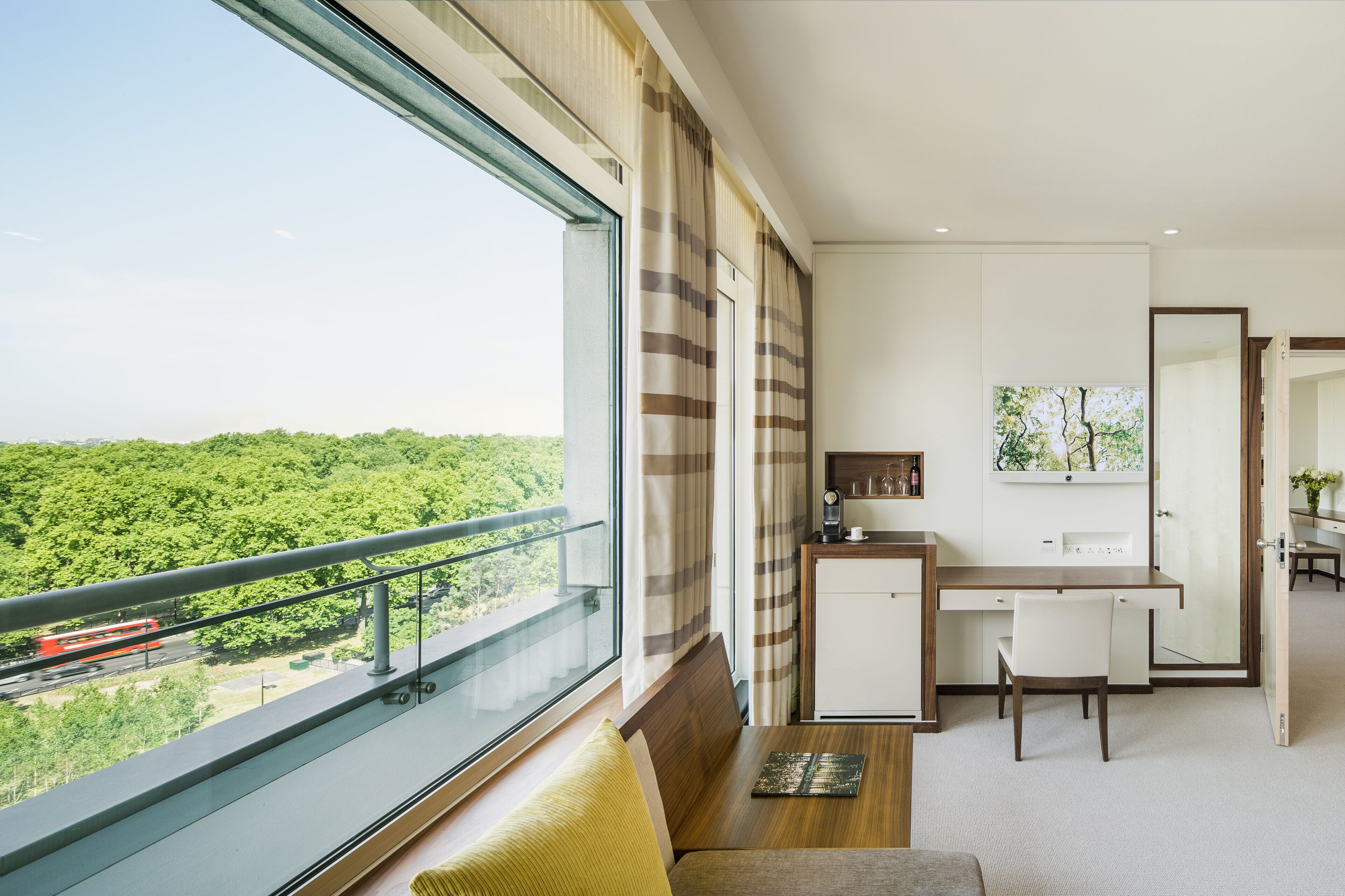 suite (metropolitan) | premium bedding, minibar, in-room safe, desk