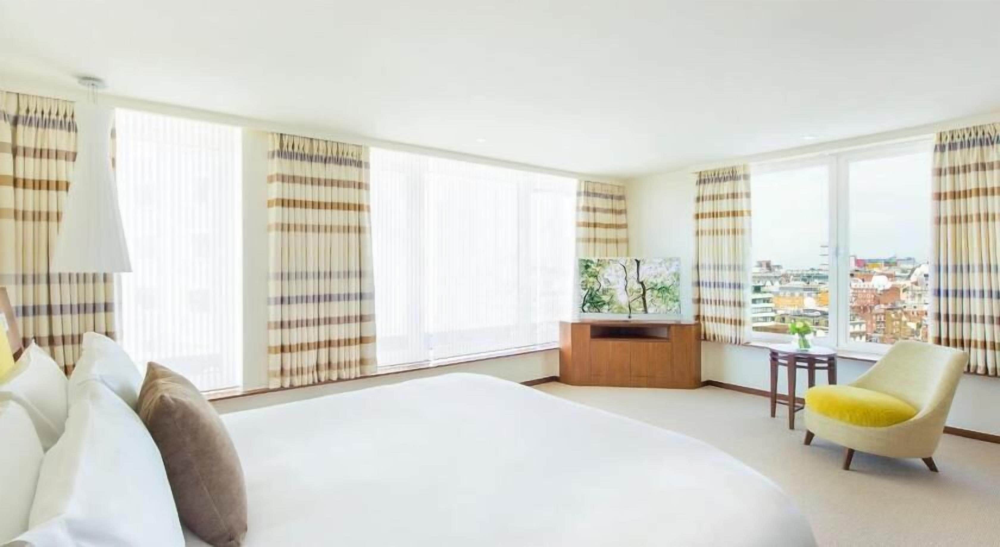 Bộ đồ giường cao cấp, minibar, két bảo mật tại phòng, bàn 