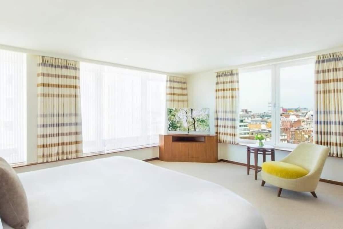 Bộ đồ giường cao cấp, minibar, két bảo mật tại phòng, bàn