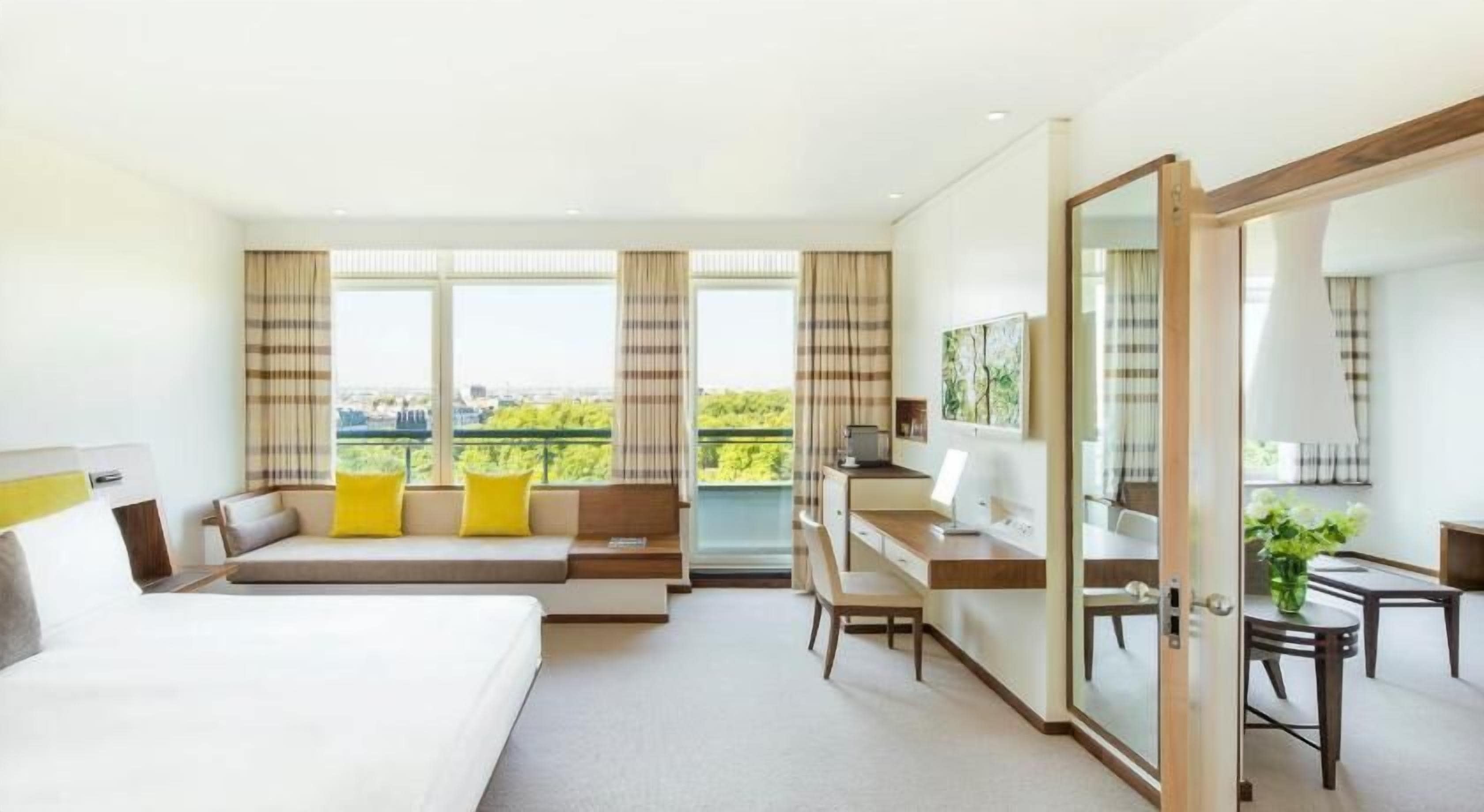 Bộ đồ giường cao cấp, minibar, két bảo mật tại phòng, bàn 