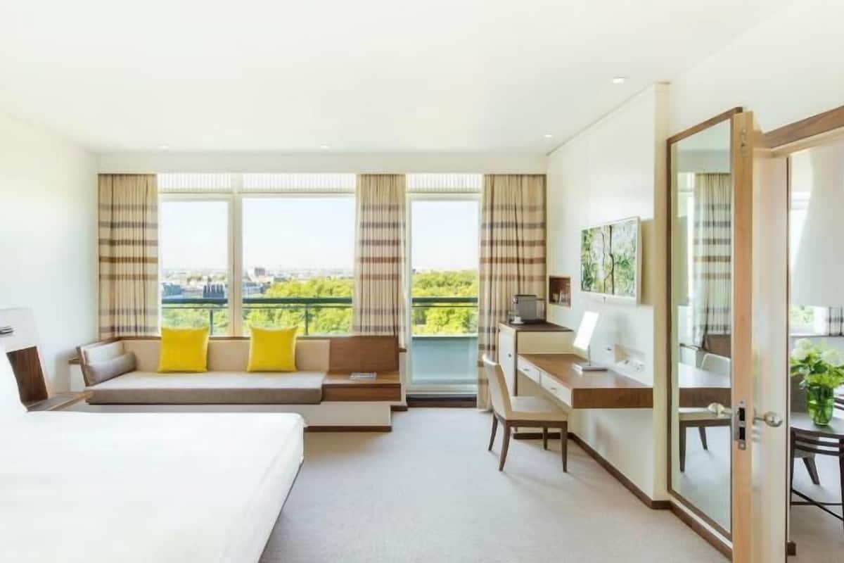 Bộ đồ giường cao cấp, minibar, két bảo mật tại phòng, bàn