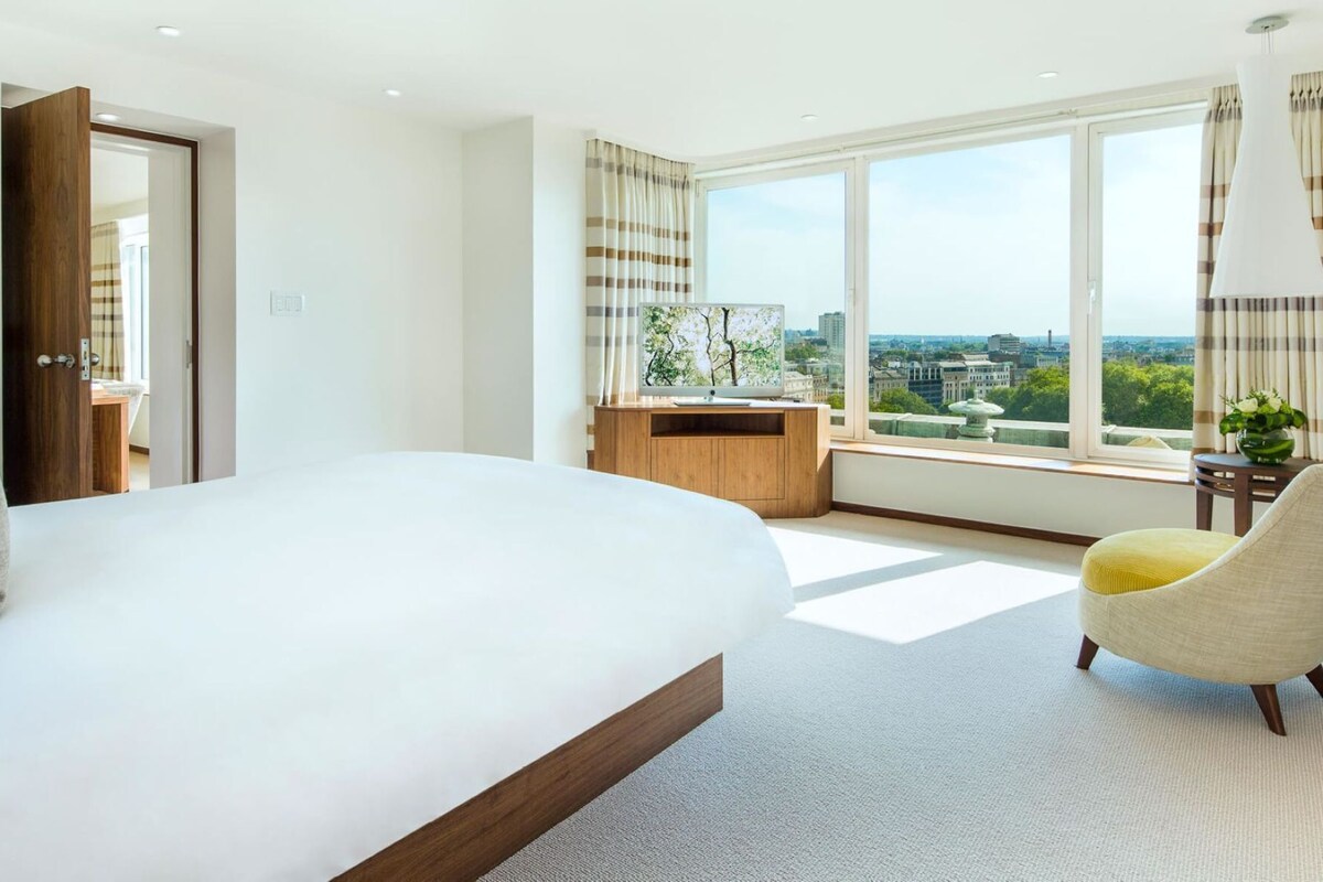 Premium bedding, minibar, in-room safe, desk