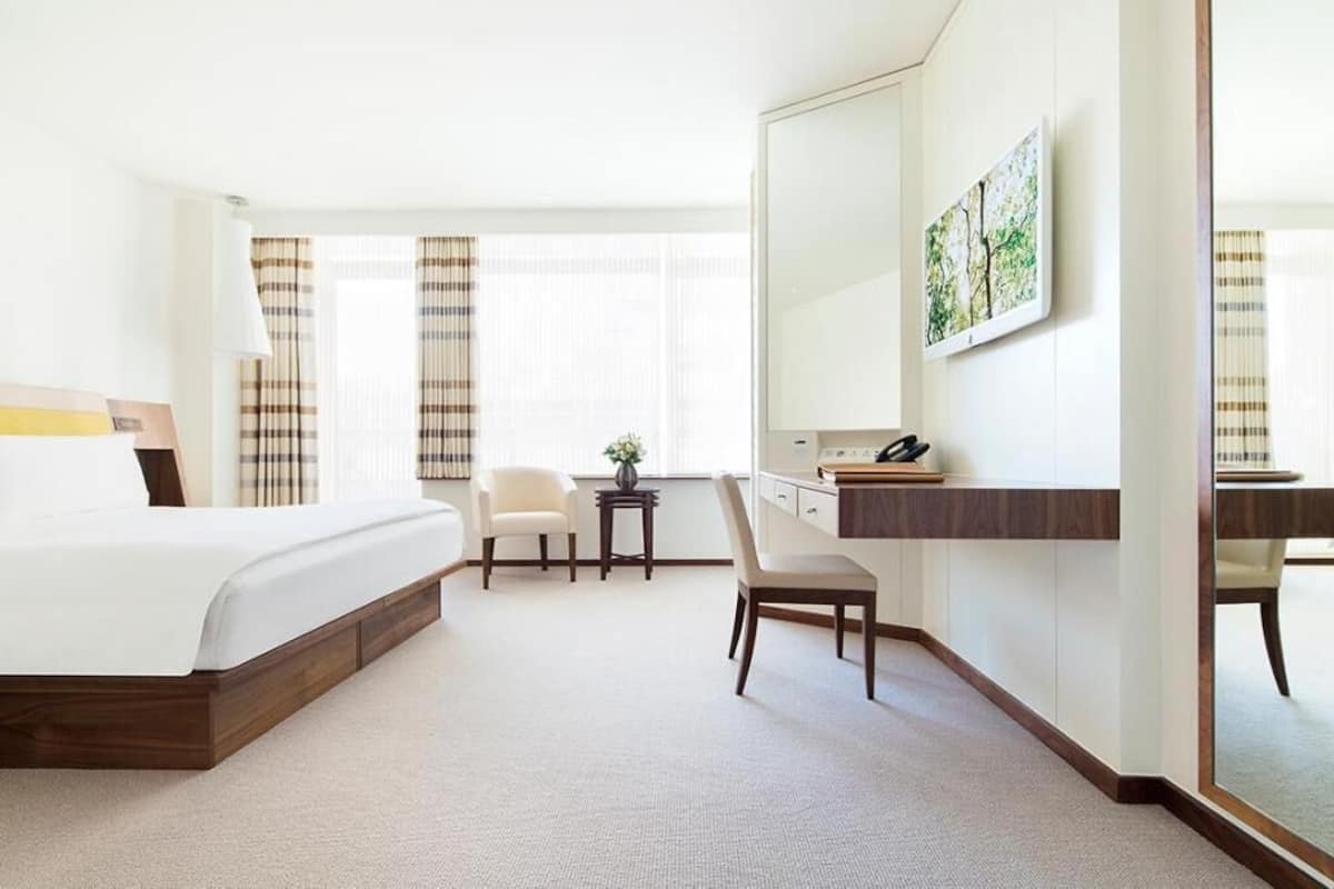 Bộ đồ giường cao cấp, minibar, két bảo mật tại phòng, bàn