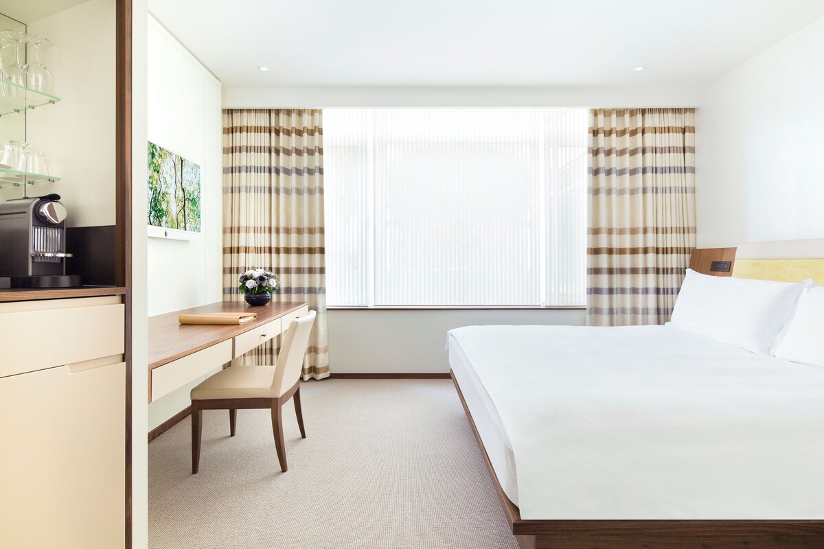 Premium bedding, minibar, in-room safe, desk