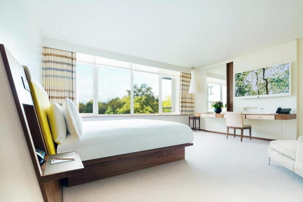 Bộ đồ giường cao cấp, minibar, két bảo mật tại phòng, bàn 