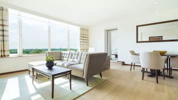 Loftsleilighet (Penthouse Suite,10) | Sengetøy av topp kvalitet, minibar, safe på rommet og skrivebord