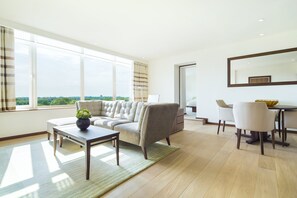 Ropa de cama de alta calidad y minibar 