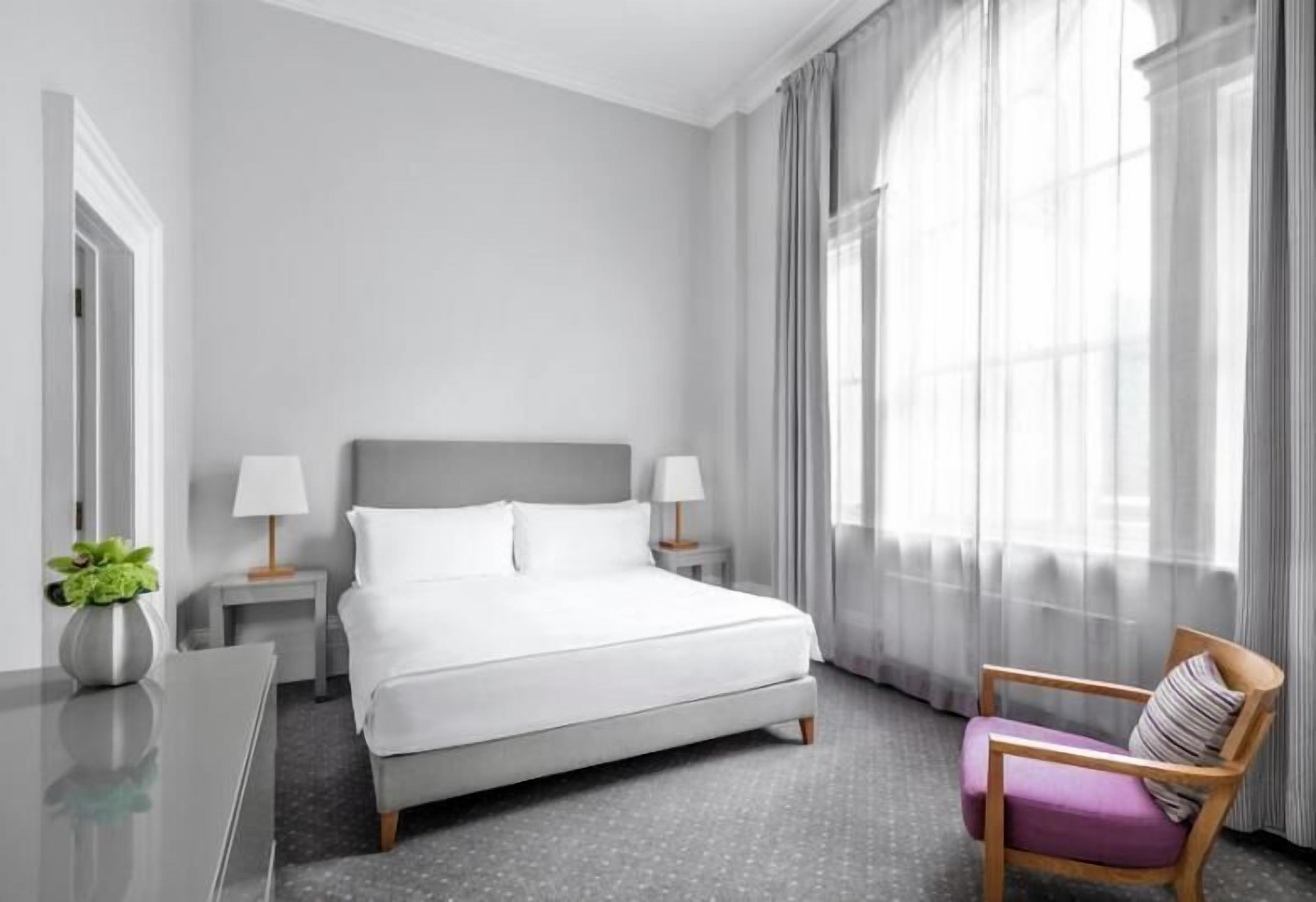 Bộ đồ giường cao cấp, minibar, két bảo mật tại phòng, bàn 