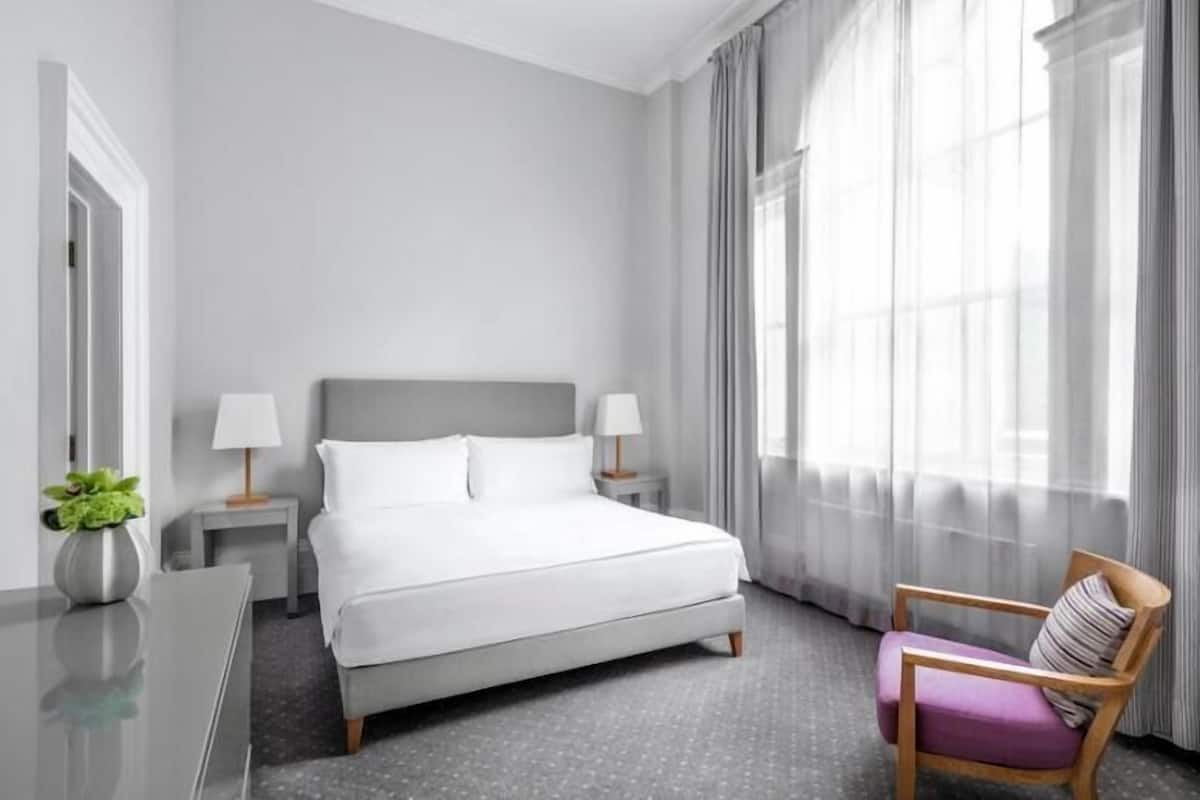 Bộ đồ giường cao cấp, minibar, két bảo mật tại phòng, bàn