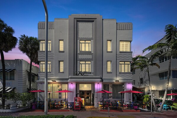 Bagian depan properti - sore/malam