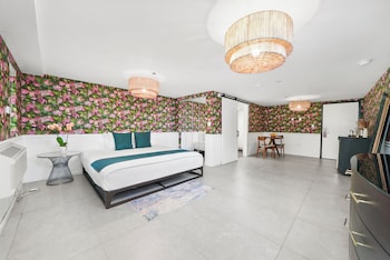 Egyptian cotton sheets, premium bedding, down comforters, minibar at The Whitelaw Hotel