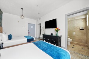Quarto standard, 2 camas de casal | Banheiro | Chuveiro, produtos de toalete de grife, secador de cabelo 
