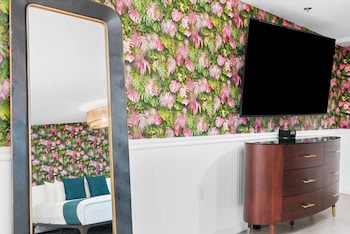 Egyptian cotton sheets, premium bedding, down comforters, minibar at The Whitelaw Hotel