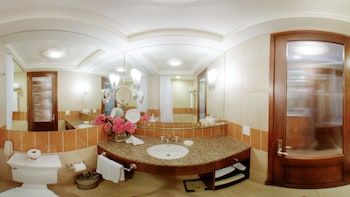 Combined shower/tub, free toiletries, hair dryer, bathrobes at Hotel Giraffe by Library Hotel Collection