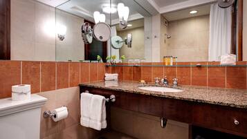 Quarto casal, 2 camas Queen, sacada | Banheiro | Chuveiro/banheira combinados, produtos de toalete grátis