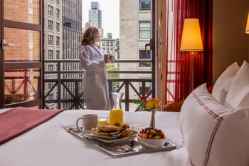 Standard Room, 1 King Bed, Balcony | Egyptian cotton sheets, premium bedding, down comforters, pillowtop beds at Hotel Giraffe by Library Hotel Collection