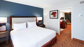 Suite, 1 kingsize bed, niet-roken | Een kluis op de kamer, een bureau, verduisterende gordijnen