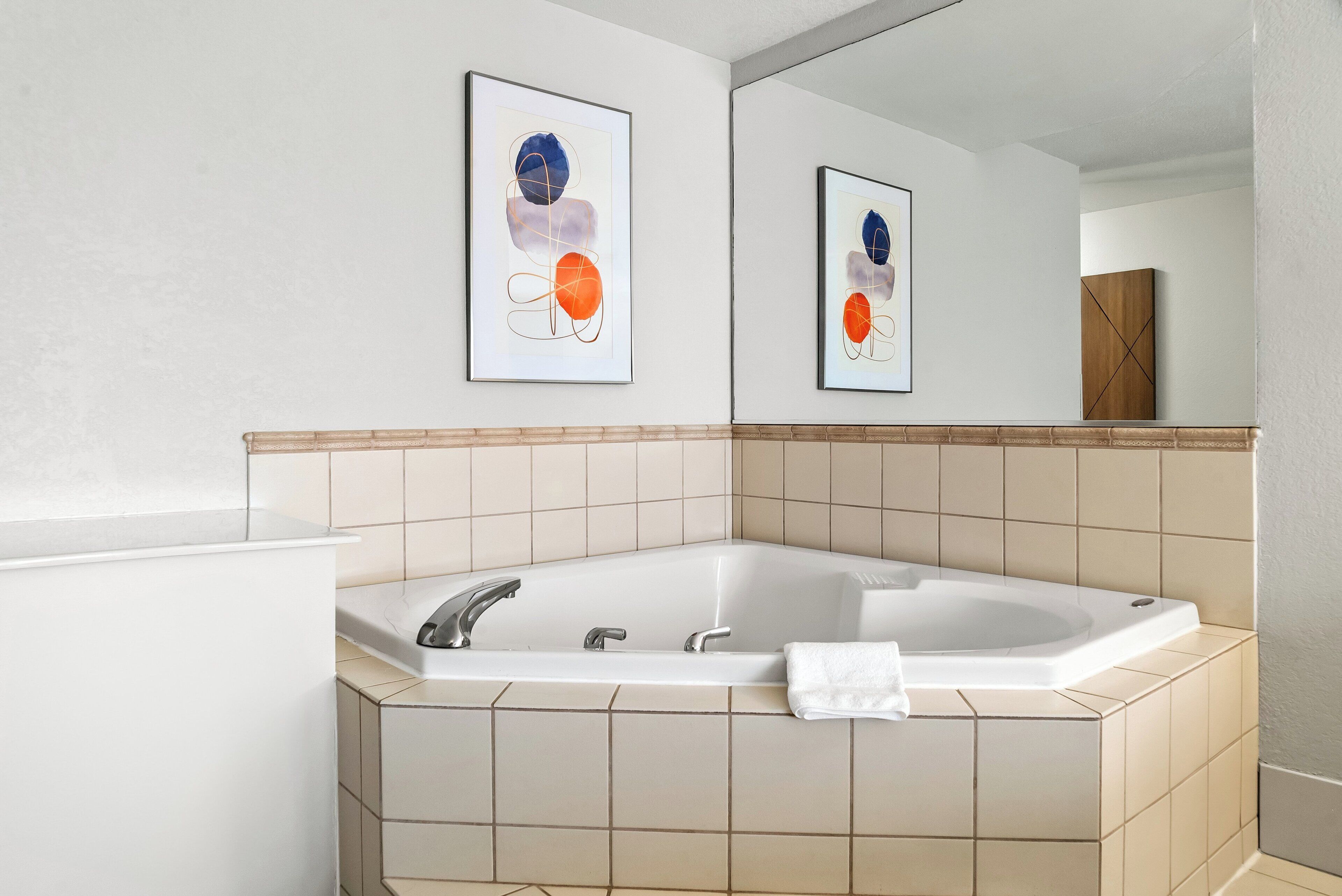 standard room, 1 king bed, jetted tub | 1 bedroom, in-room safe, desk, iron/ironing board