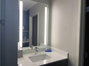 Vòi sen/bồn tắm kết hợp, đồ dùng nhà tắm miễn phí, máy sấy tóc 