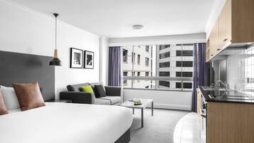 VÀrdeförvaringsskÄp pÄ rummet, skrivbord och ljudisolering