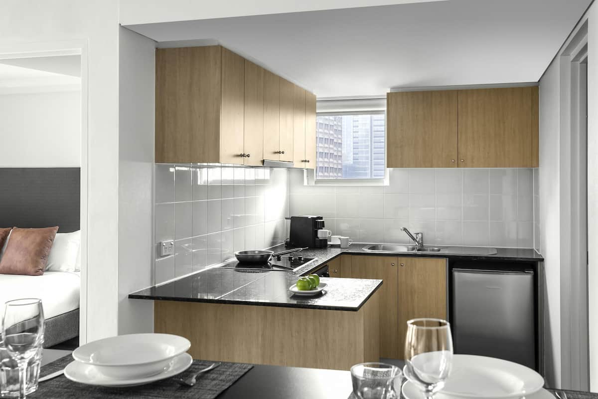 Appartement, 1 slaapkamer | Een kluis op de kamer, een bureau, geluiddichte muren