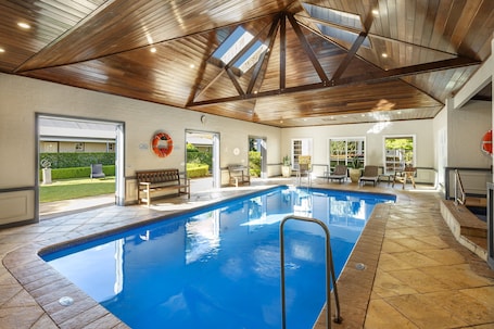 Indoor pool, sun loungers. Crowne Plaza Hawkesbury Valley by IHG
