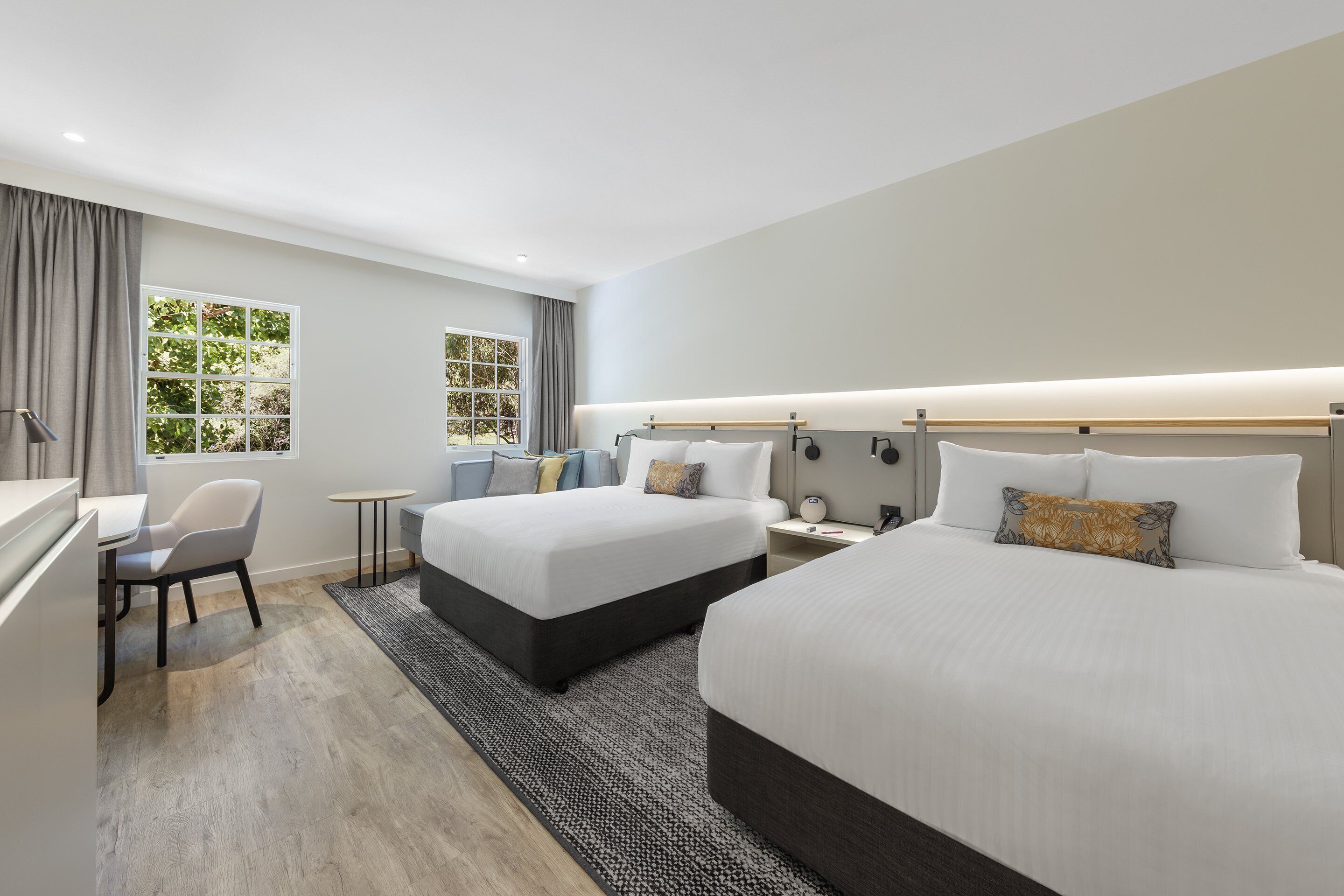 Quarto premium, 2 camas Queen | Roupas de cama premium, cofres nos quartos, escrivaninha