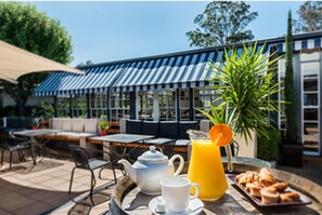 2 restaurants, breakfast served