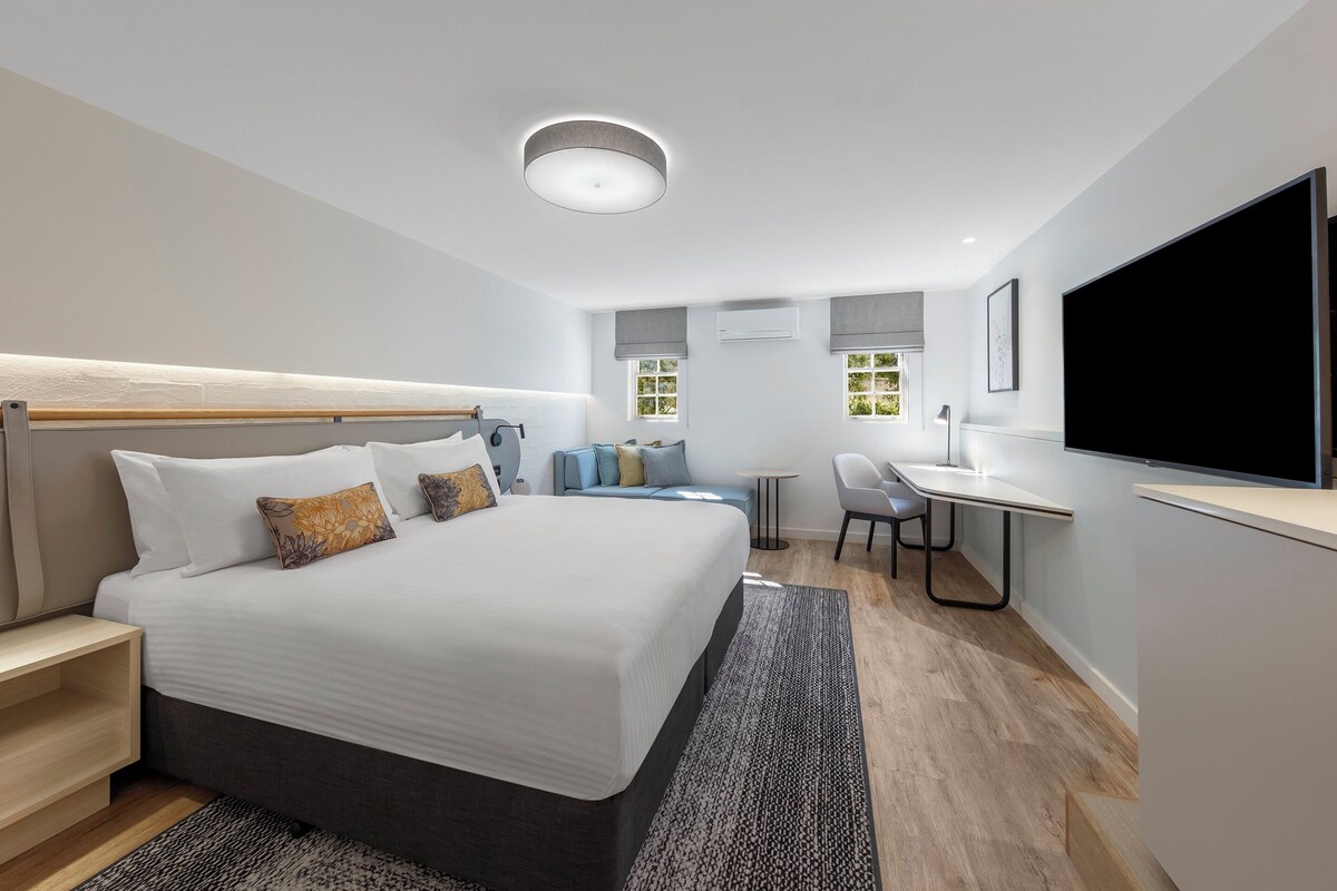 Premium bedding, in-room safe, desk, iron/ironing board