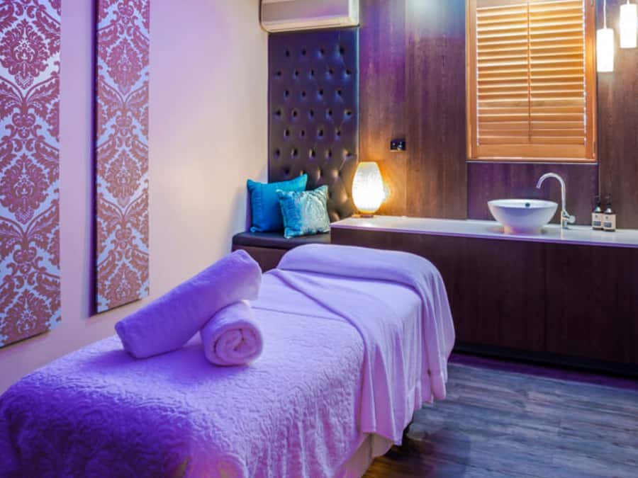 Espace de soins pour les couples, bain à remous, soins corporels