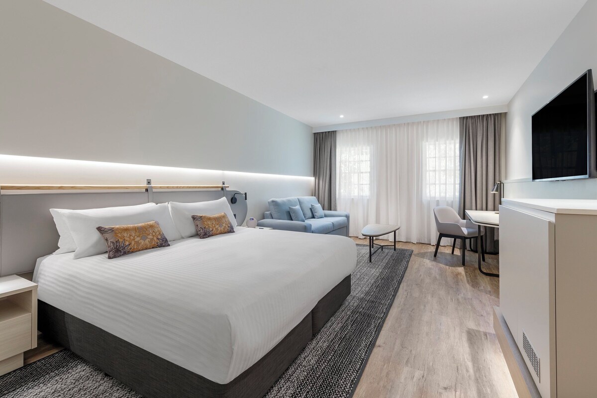 Junior Suite, 1 King Bed | Premium bedding, in-room safe, desk, iron/ironing board