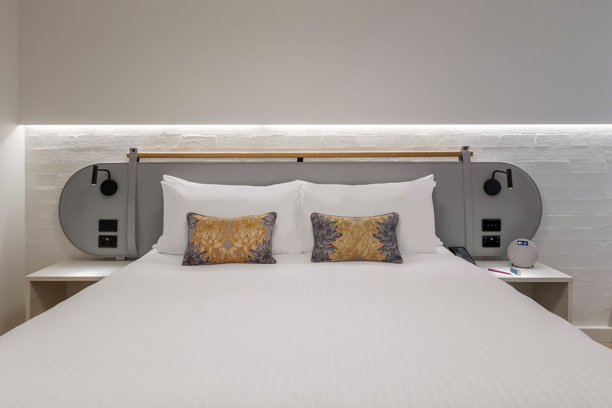 Premium bedding, in-room safe, desk, iron/ironing board