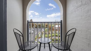 Suite, 1 Schlafzimmer, Balkon | Blick auf den Garten