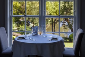 2 restaurantes; se sirven desayunos y cenas