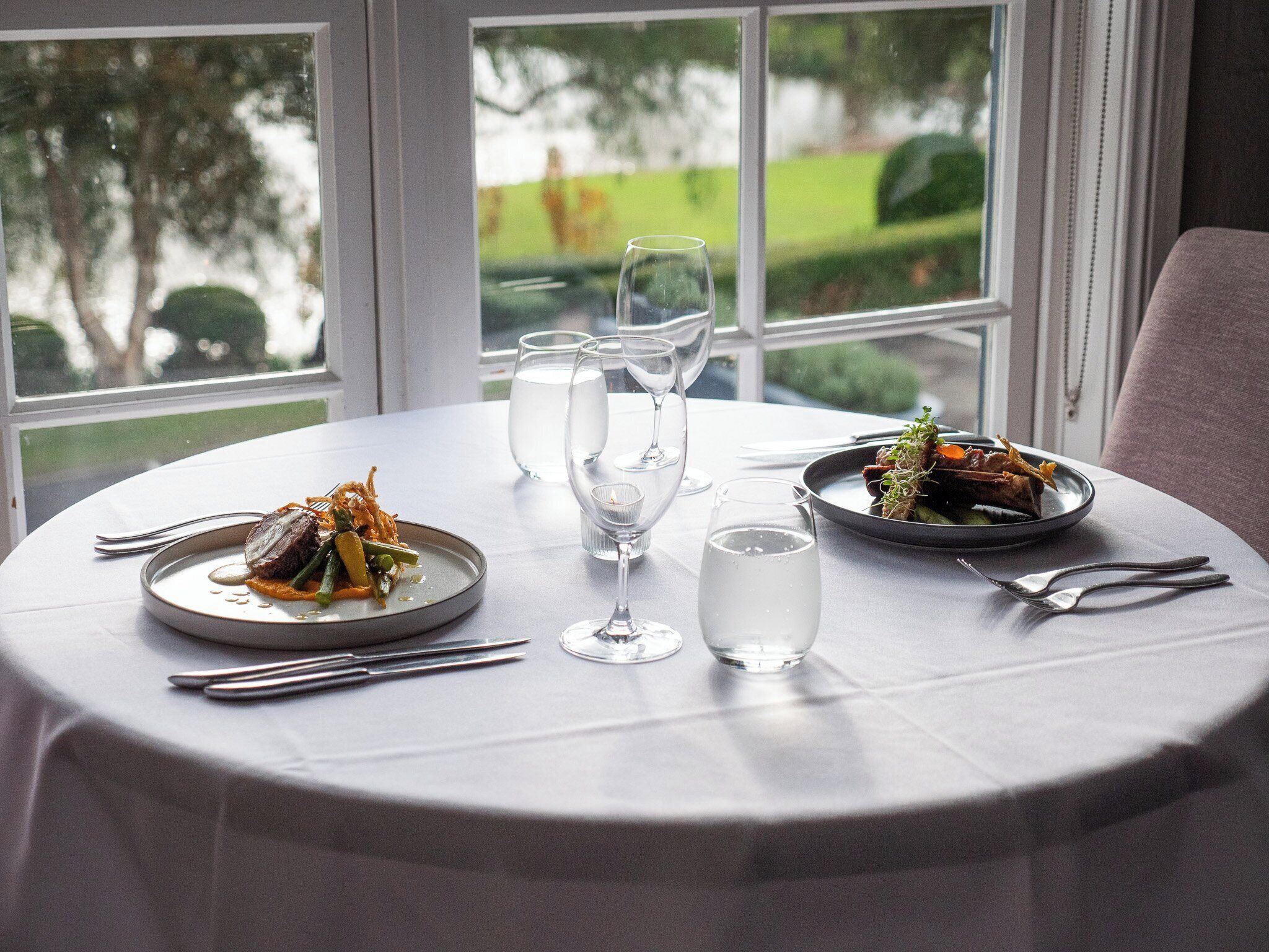 2 restaurants, breakfast served