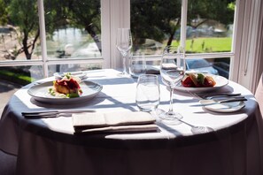 2 restaurants, breakfast served