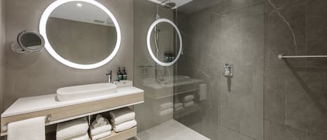 Premium Room, 2 Queen Beds | Bathroom