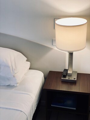 In-room safe, desk, free WiFi, bed sheets - Hides Hotel Cairns (Cairns)