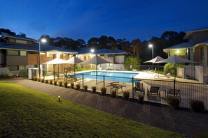 Una piscina al aire libre