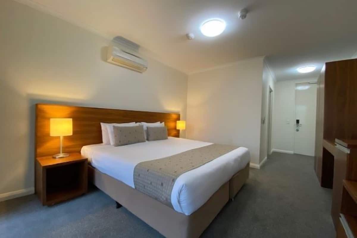 1 bedroom, in-room safe, desk, iron/ironing board