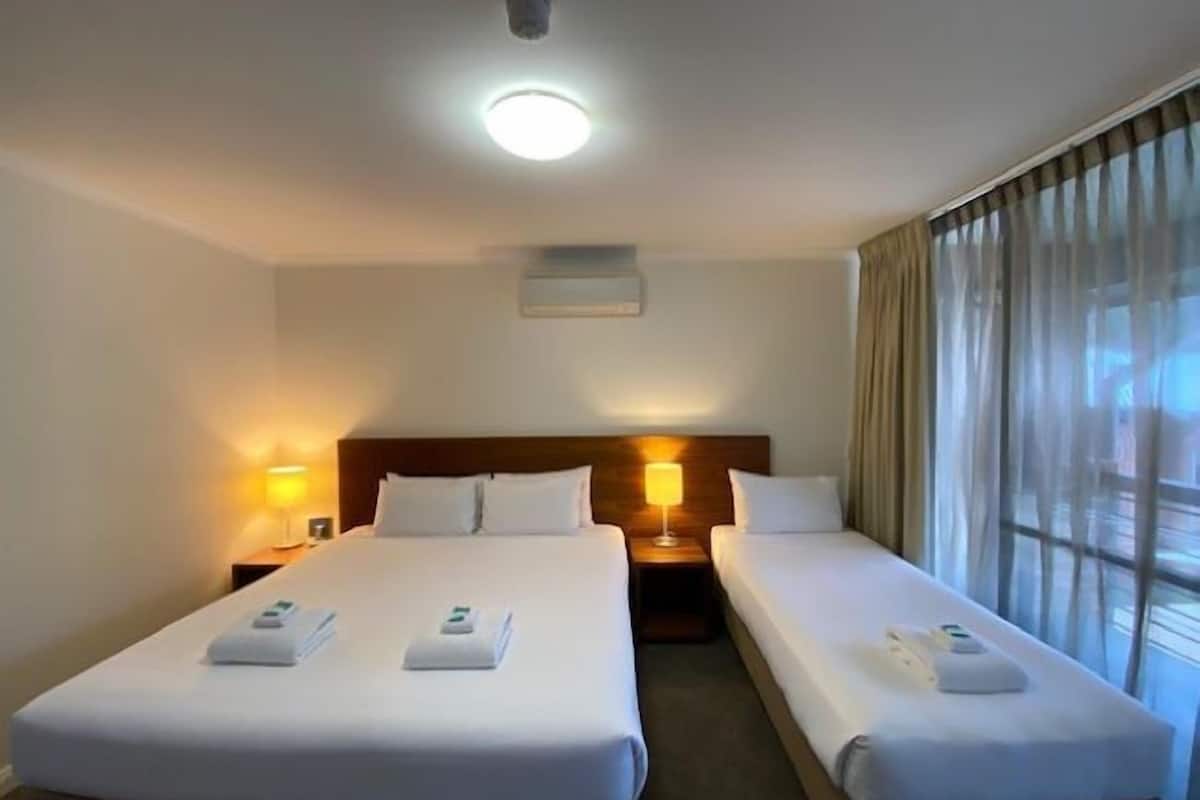 triple room | 1 bedroom, in-room safe, desk, iron/ironing board