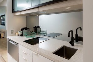 Fridge, microwave, stovetop, dishwasher