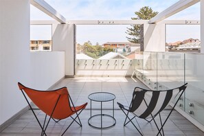 Premium bedding, minibar, in-room safe, desk - QT Bondi (Bondi Beach)